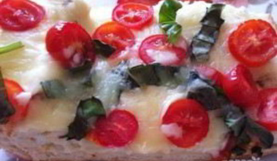 пицца маргарита на хлебе