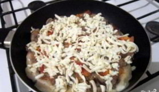 пицца на батоне на сковороде