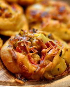 Пицца-ролл с очень вкусной начинкой