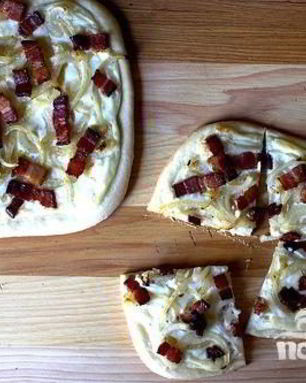 Пицца с беконом, луком и сметаной