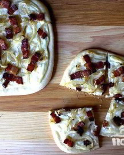 Рецепт пиццы с беконом, луком и сметаной