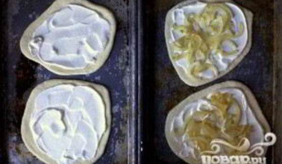 пицца с беконом, луком и сметаной