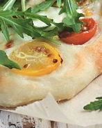 Пицца с черри, моцареллой и рукколой