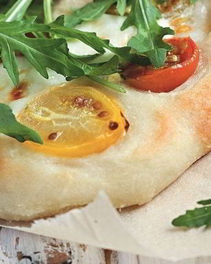 Пицца с черри, моцареллой и рукколой