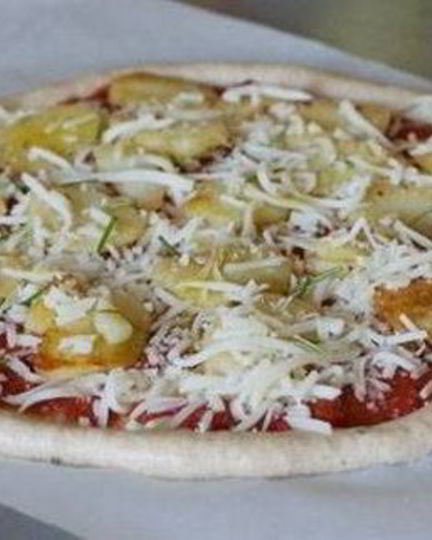 Рецепт пиццы с индейкой, сардельками и яйцом