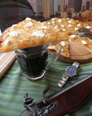 Пицца с карамелизованным луком и фетой