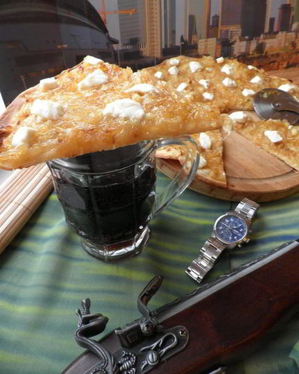 Рецепт пиццы с карамелизованным луком и фетой
