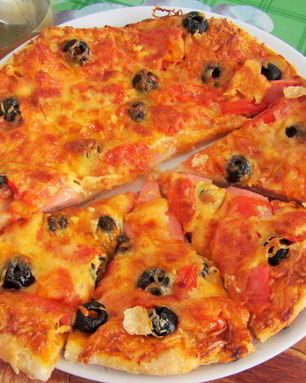 Пицца с колбасами