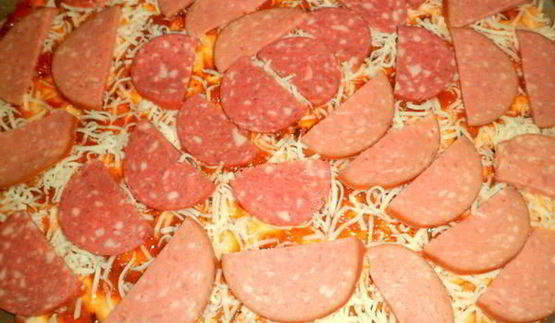 пицца с колбасой и оливками