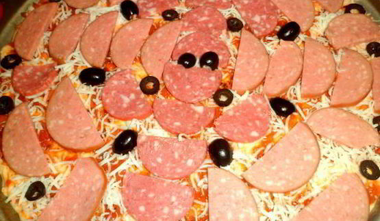 пицца с колбасой и оливками
