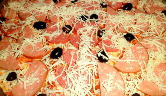 пицца с колбасой и оливками