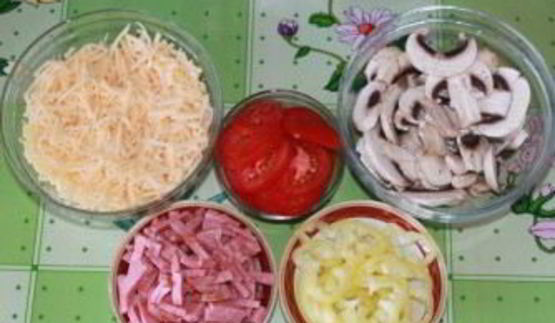 пицца с колбасой и шампиньонами