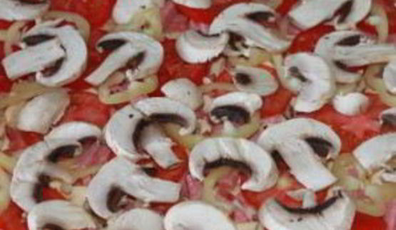 пицца с колбасой и шампиньонами