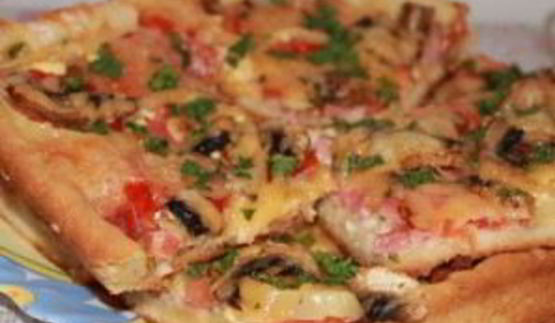 пицца с колбасой и шампиньонами
