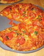 Пицца с колбасой