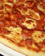 Пицца с моцареллой и острыми колбасками