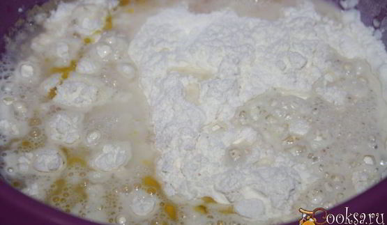 пицца с моцареллой и острыми колбасками