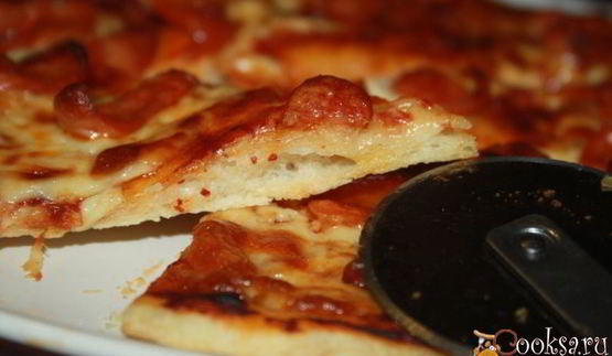 пицца с моцареллой и острыми колбасками