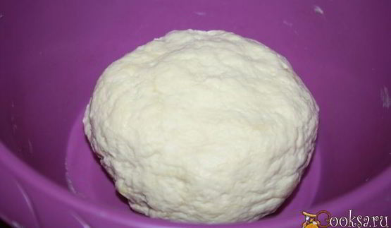 пицца с моцареллой и острыми колбасками