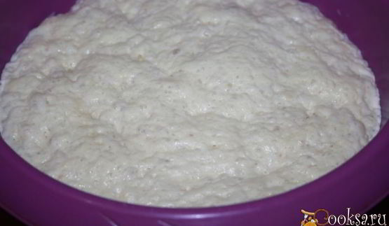 пицца с моцареллой и острыми колбасками