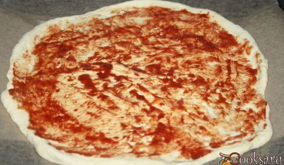 пицца с моцареллой и острыми колбасками