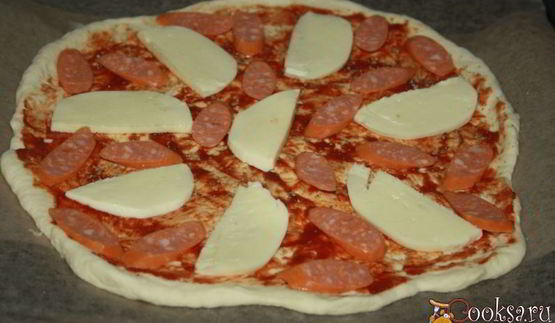 пицца с моцареллой и острыми колбасками