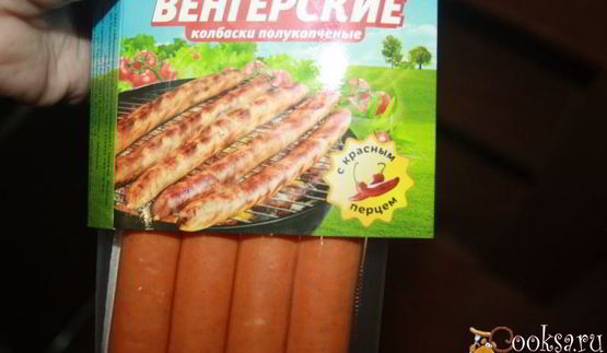 пицца с моцареллой и острыми колбасками