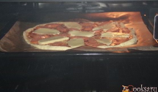 пицца с моцареллой и острыми колбасками