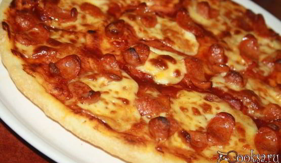 пицца с моцареллой и острыми колбасками