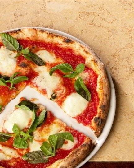 Рецепт пиццы с острым сыром и листьями салата