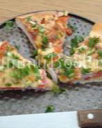 Пицца с овощами и сыровяленым мясом