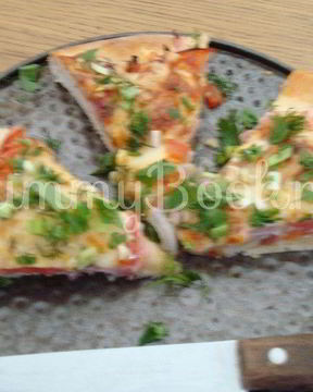 Пицца с овощами и сыровяленым мясом