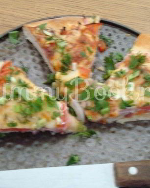 Пицца с овощами и сыровяленым мясом