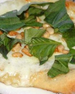 Пицца с сыром Моцарелла и кедровыми орешками