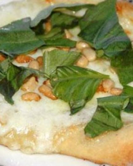 Рецепт пиццы с сыром моцарелла и кедровыми орешками