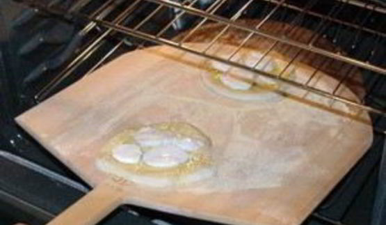 пицца с сыром моцарелла и кедровыми орешками