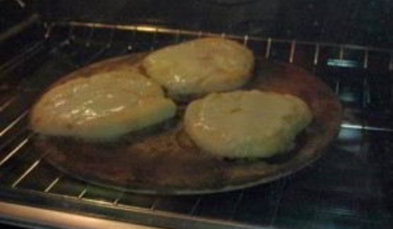 пицца с сыром моцарелла и кедровыми орешками