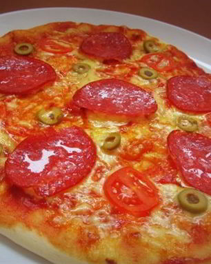 Пицца с томатами и сервелатом