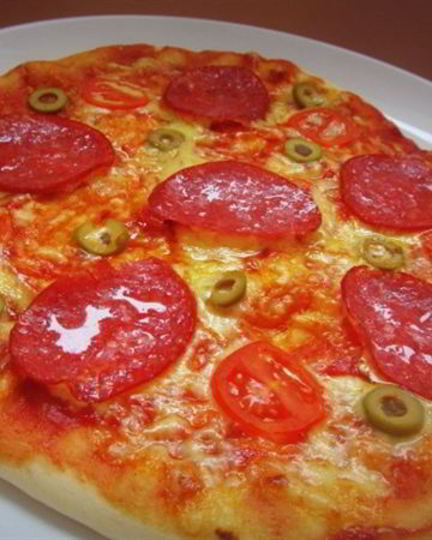 Рецепт пиццы с томатами и сервелатом