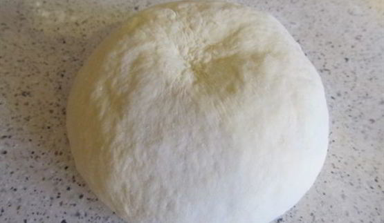 пицца с томатами и сервелатом