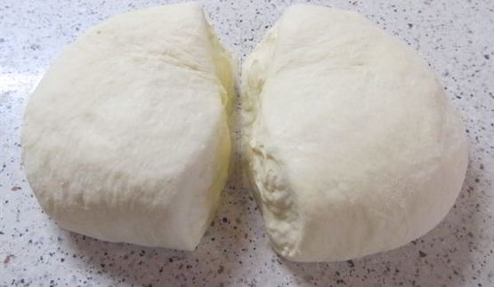 пицца с томатами и сервелатом