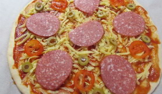 пицца с томатами и сервелатом