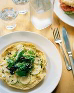 Пицца с цукини, голубым сыром и эстрагоном