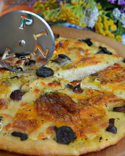 Рецепт пиццы с цветками цукини и лесными грибами