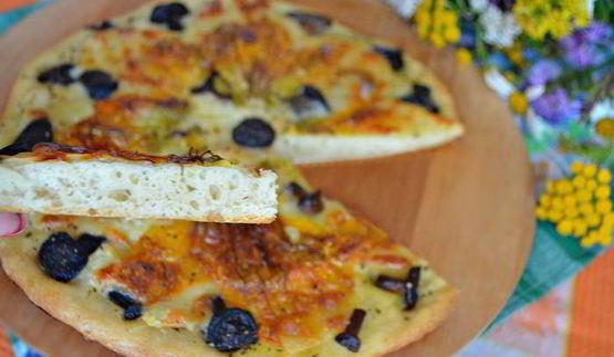 пицца с цветками цукини и лесными грибами