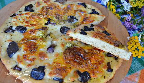 пицца с цветками цукини и лесными грибами