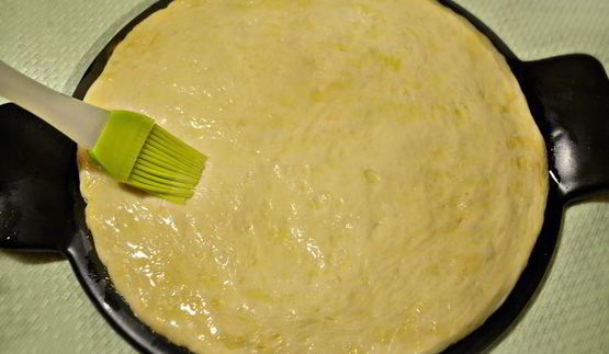 пицца с цветками цукини и лесными грибами