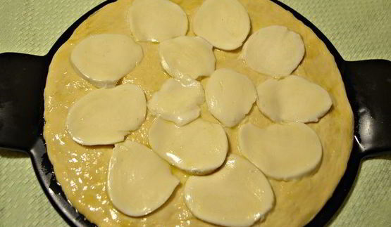 пицца с цветками цукини и лесными грибами