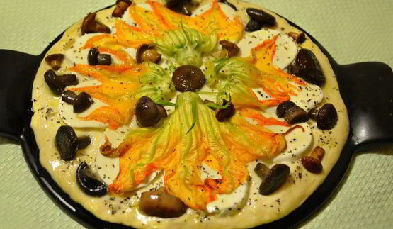 пицца с цветками цукини и лесными грибами