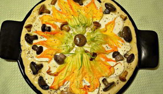 пицца с цветками цукини и лесными грибами